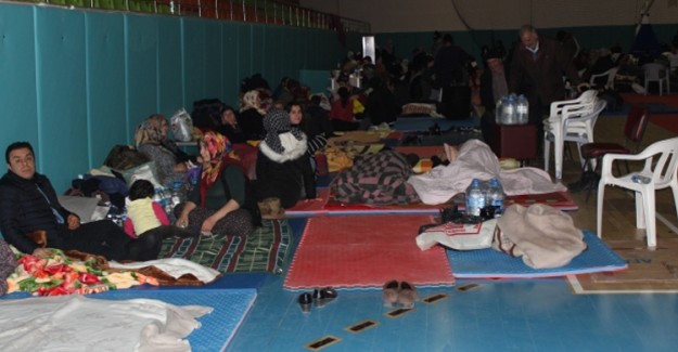  Elazığ’da Depremzedeler Geceyi Spor Salonunda Geçirdi