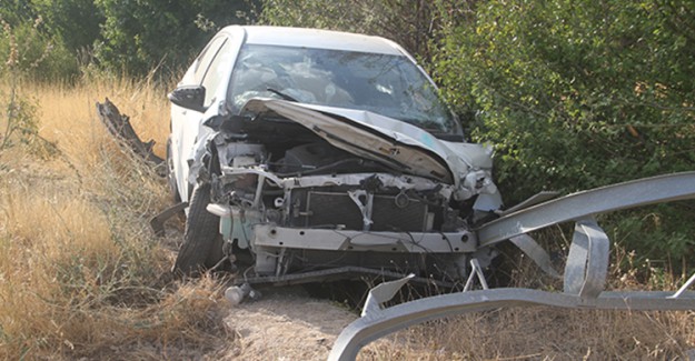 Elazığ'da Otomobilin Direğe Çarpması Sonucu 3 Kişi Yaralandı