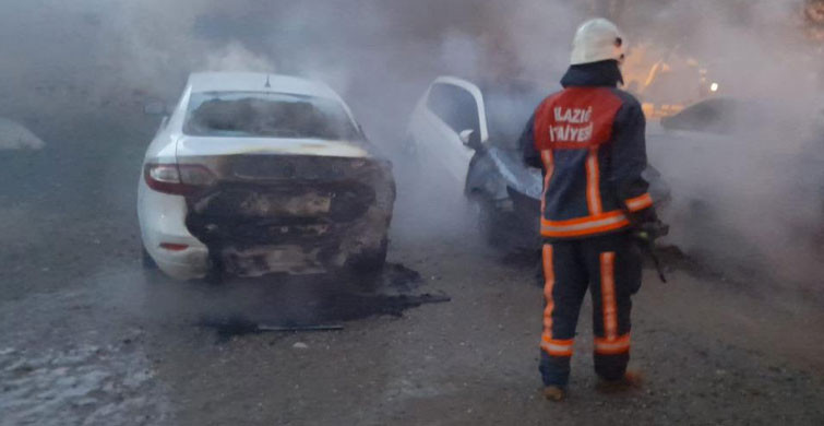 Elazığ’da Park Halindeki 3 Otomobil Alev Alev Yandı