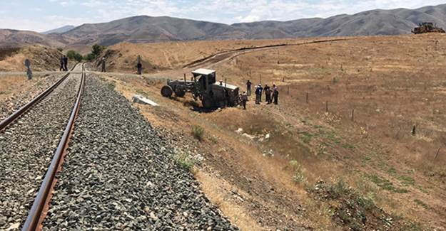 Elazığ'da Tren, İş Makinesine Çarptı: 1 Yaralı
