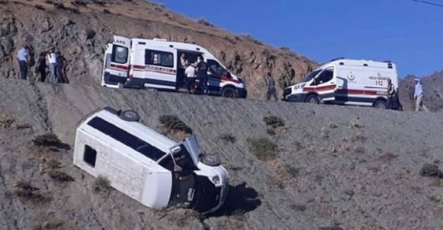 Elazığ'da Yolcu Minibüsü Devrildi: 4  Kişi Yaralandı