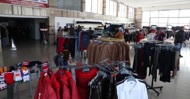 Elazığ'daki Depremzedeler İçin Ücretsiz Giyim Mağazası