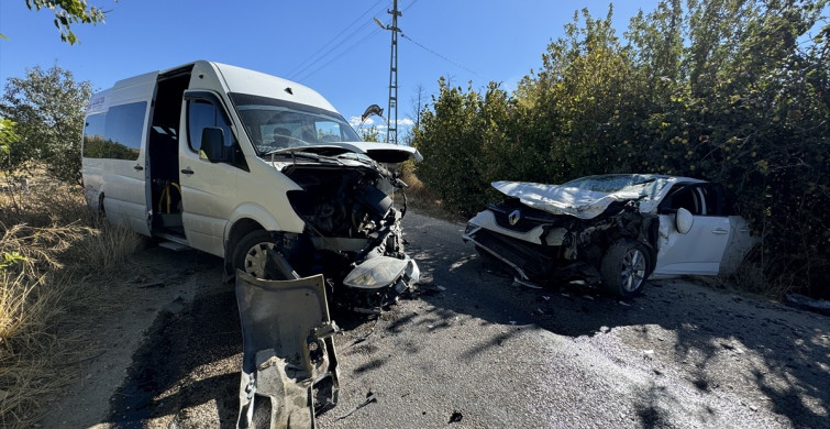 Elazığ'da Minibüs ile Otomobil Çarpıştı: 4 Yaralı