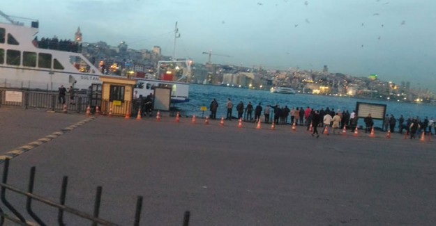 Eminönü'nde Otomobil Denize Uçtu, İçindekiler Kurtarıldı