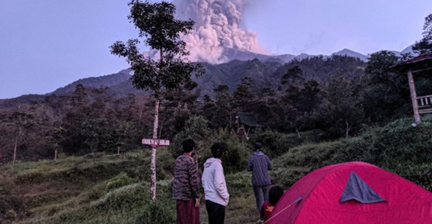 Endonezya, Yanardağı Patlamasından Sonra Havalimanını Kapattı