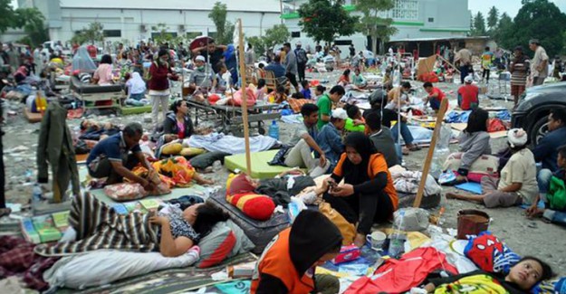 Endonezya'da Depremin Etkisi Hayatı Felç Etti!
