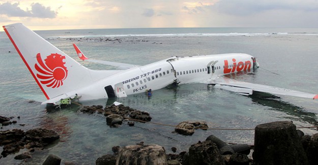 Endonezya'da Düşen Uçağın Enkazı Bulundu