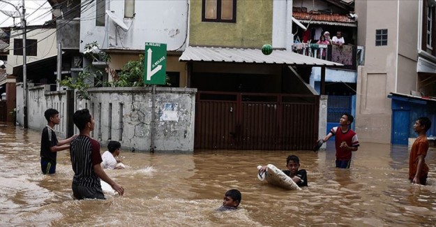 Endonezya'da Sel Can Almaya Devam Ediyor! 53 Kişi Öldü