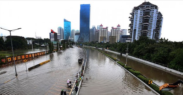 Endonezya'da Sel Felaketi 16 Can Aldı!