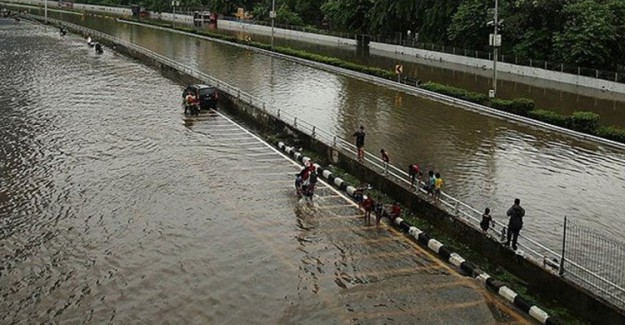 Endonezya'da Sel Suları Asma Köprüyü Çökertti: 7 Ölü