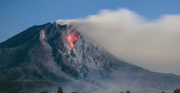 Endonezya'da Yanardağ Patladı, Turistik Bölgeler Tahliye Edildi
