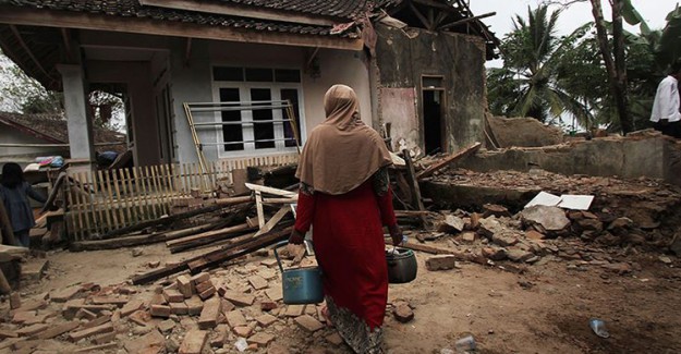 Endonezya'daki 6,8 Büyüklüğündeki Depremde 5 Kişinin Öldüğü Açıklandı 