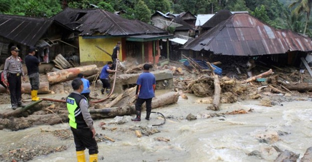 Endonezya'daki Sel Felaketinde Ölü Sayısı Yükseliyor
