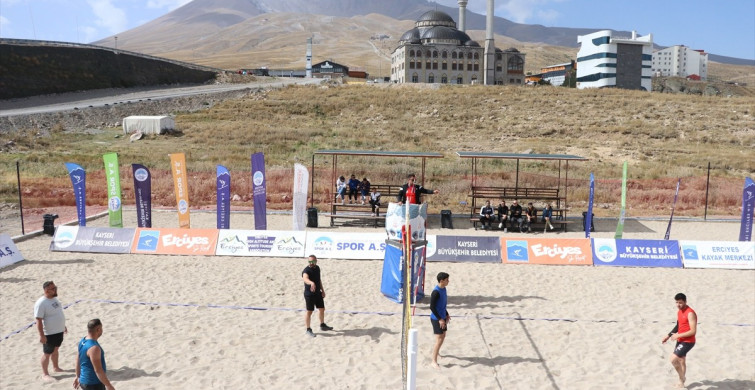 Erciyes'te Plaj Voleybolu Turnuvası Devam Ediyor