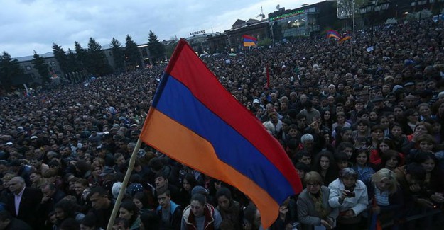 Ermenistan Alev Alev! Milletvekilleri Tehdit Ediliyor