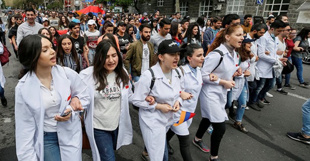 Ermenistan Halkı Miting Alanına Yürüyor