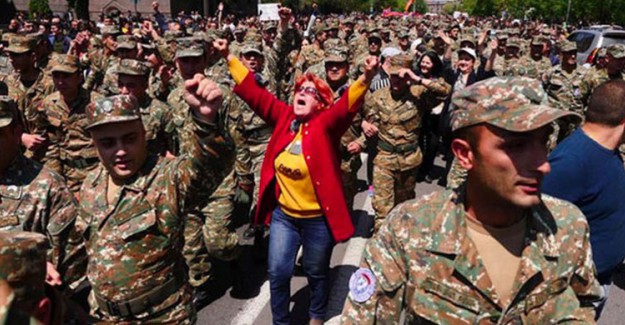 Ermenistan Protesto: Askeri Üniformalılar Sokağa Çıktı