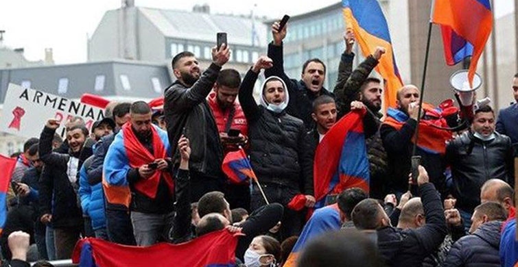 Ermenistan'da Eylemciler Sabaha Kadar Başbakan Paşinyan'ın İstifasını Bekledi