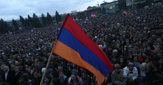 Ermenistan'da Eylemler Şiddetlendi! Başbakan Herkese Çağrıda Bulundu