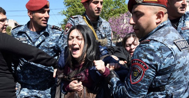 Ermenistan'da Sokaklar Savaş Alanına Döndü