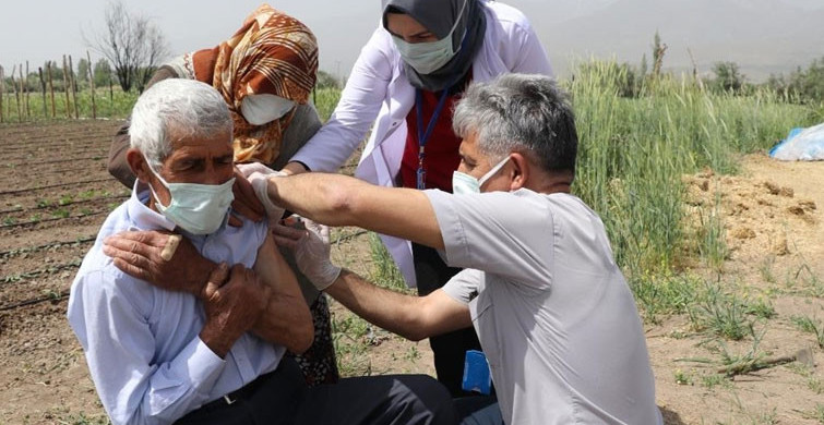 Erzincan’da Yaşayan Çiftçi Aileye Tarlada Kovid-19 Aşısı Yapıldı
