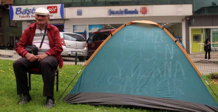 Erzurum'da maaşını bankaya kaptıran yaşlı adam bankanın önünde çadır kurdu: Gece gündüz önünde bekliyor!