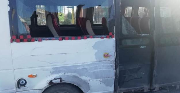 Eskişehir'de Bir TIR Park Halindeki Minibüsü Ezerek Yoluna Devam Etti