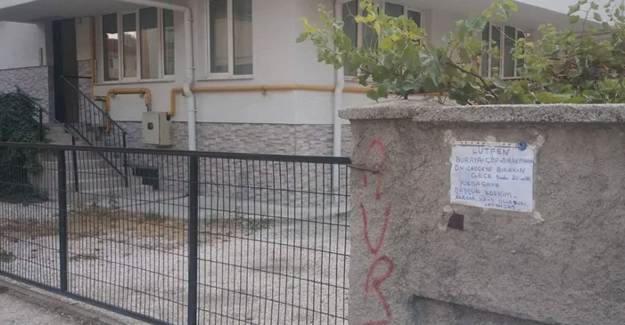 Eskişehir'de Görenleri Şaşırtan Beddua! Kapısının Önüne Astı
