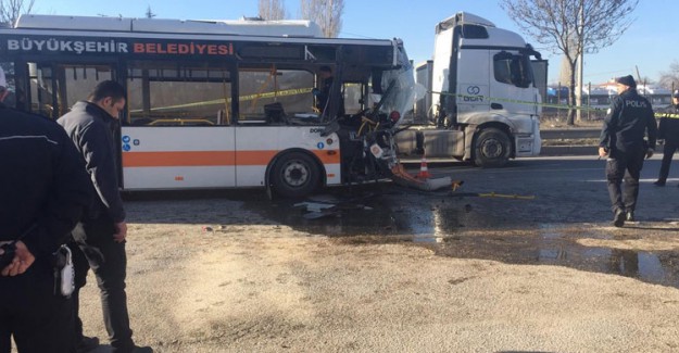 Eskişehir'de Halk Otobüsü TIR'a Çarptı! Ölü ve Yaralılar Var