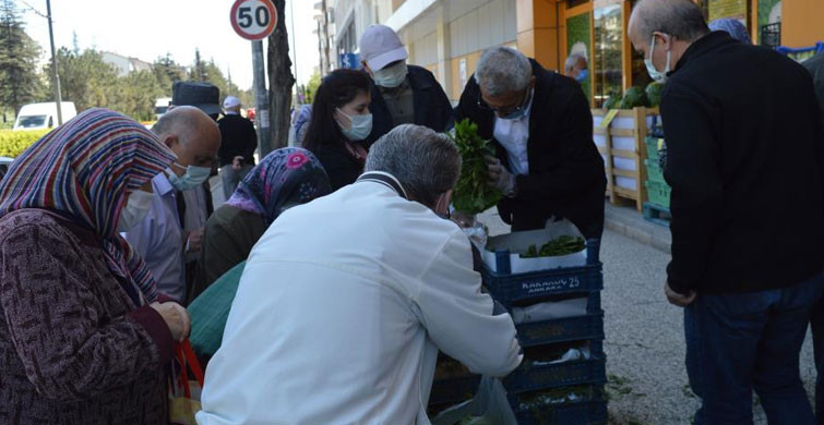 Eskişehir’de Koronavirüse Rağmen Market Önünde Kuyruk Oluştu