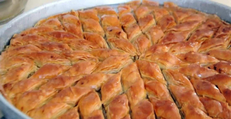 Ev baklavası nasıl yapılır? Ev baklavasının püf noktaları nedir? Bayramların vazgeçilmez lezzeti ev yapımı baklava tarifi