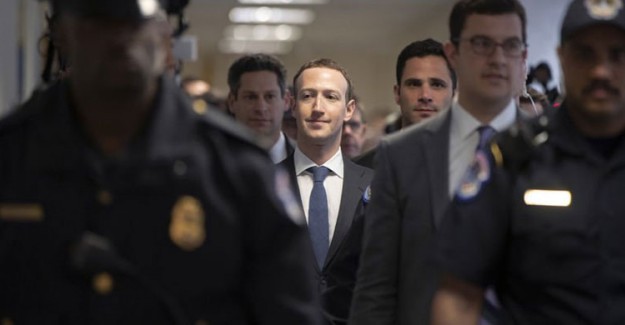 Facebook Kurucusu Zuckerberg, Mahkemeye Çıkıp Özür Diledi