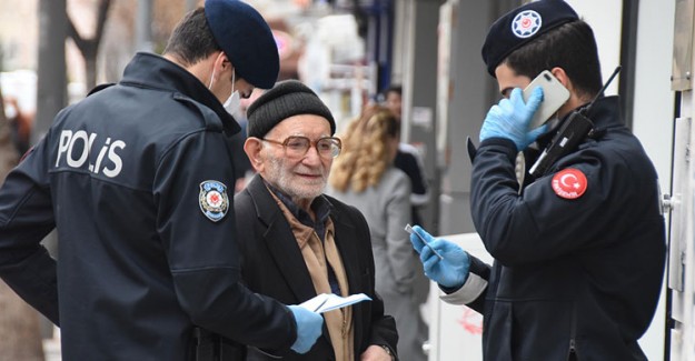 Fatura Yatırmaya Çıkan Dede Polislere Yakalandı! Evine Yemeğe Çağırdı