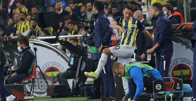 Fenerbahçe'de Mesut Özil Royal Antwerp Maçında Yaptığı Hareketle İlgili Açıklama Yaptı!