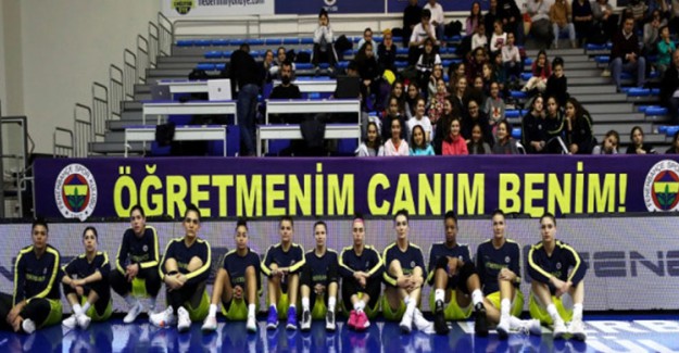Fenerbahçe'den Ceren Damar Pankartı
