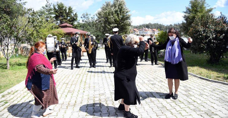 Fethiye’de Huzurevi’ndeki Yaşlılara Bando Sürprizi Yapıldı