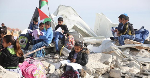 Filistin Okuluna Baskın, Mermi ve Göz Yaşartıcı Gaz Kullanıldı