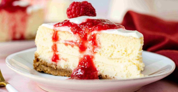 Frambuazlı cheesecake nasıl yapılır? Cheesecake pişer mi? Tam ölçülü frambuazlı cheesecake tarifi