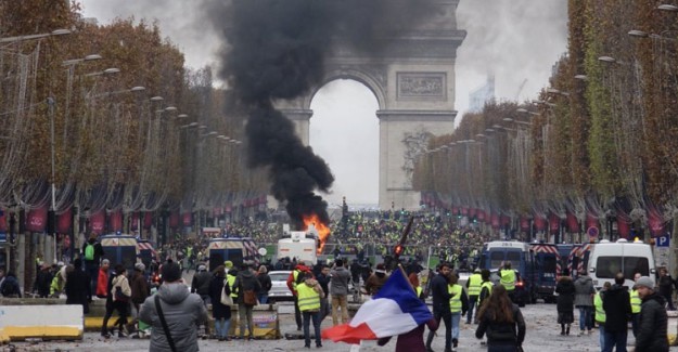 Fransa Sokakları Yine Karıştı! Sarı Yelekliler Meydanda
