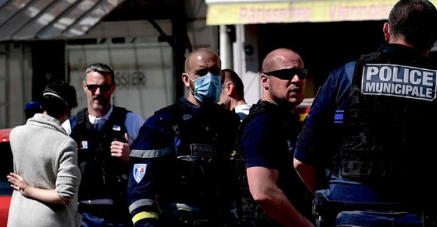 Fransa'da Bıçaklı Saldırı Sonucu 2 Kişi Öldü 