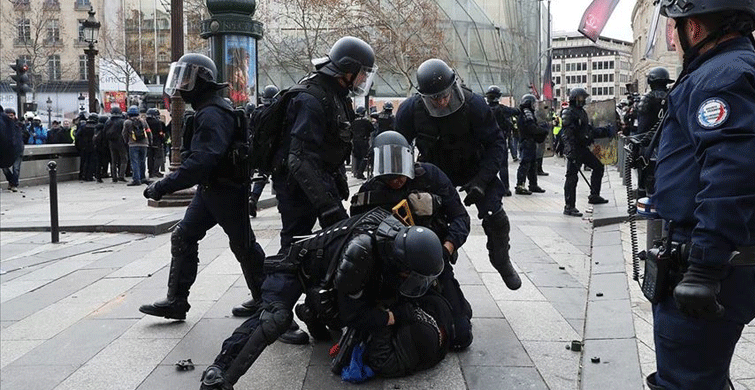 Fransa'da Bir Polise Daha Şiddetten Ceza Kesildi
