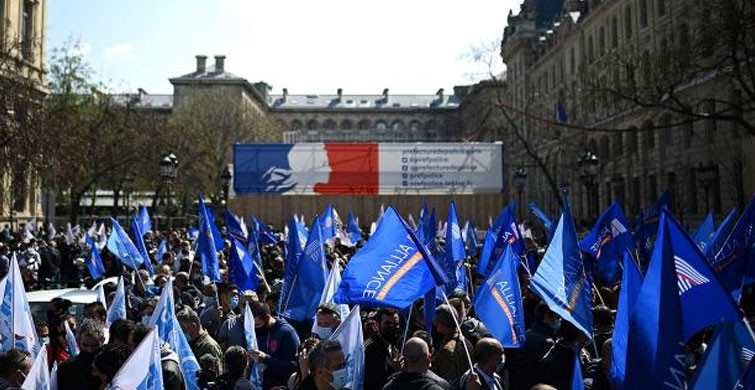 Fransa'da Bu Kez Polisler Sokağa Çıkıp Protesto Ettiler
