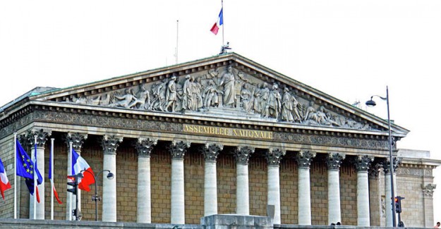 Fransa'da İki Bakanın Görevine Son Verildi