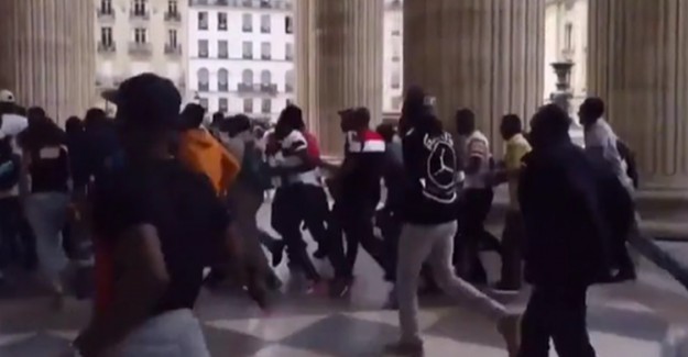Fransa'da Kara Yelekliler Pantheon'u Bastı