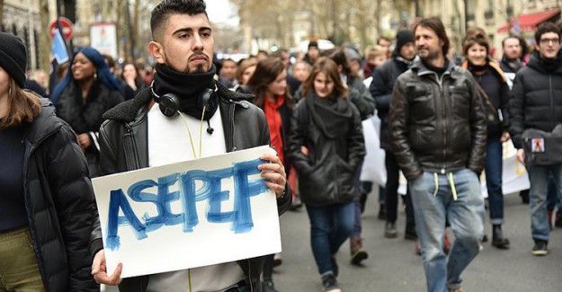 Fransa'da Macron Karşıtı Öğrencilerin Protestosu Sürüyor