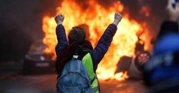 Fransa'da Protestolara Neden Olan Zamlar Geri Alındı!