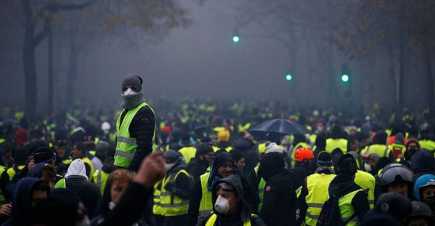 Fransa'da Sarı Yelekliler Yine Sokaklara Çıktı