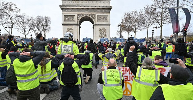 Fransa'da 'Sarı Yelekliler'in Gösterisi Yasaklandı