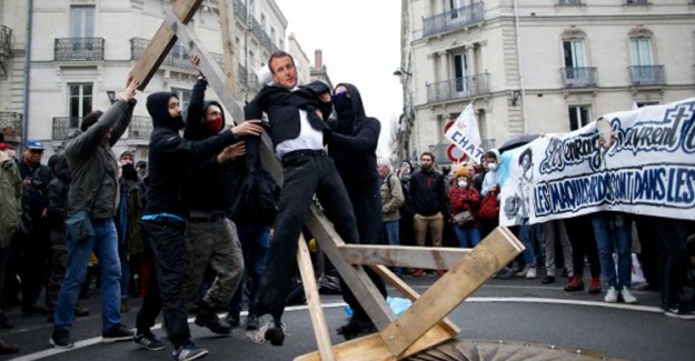 Fransa'daki İşçi Eylemleri Ulaşımı Durma Noktasına Getirdi