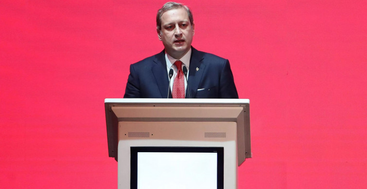 Galatasaray Başkanı Burak Elmas, Divan Kurulu Toplantısı'nda son kez mikrofonların başına geçerek camiaya veda etti